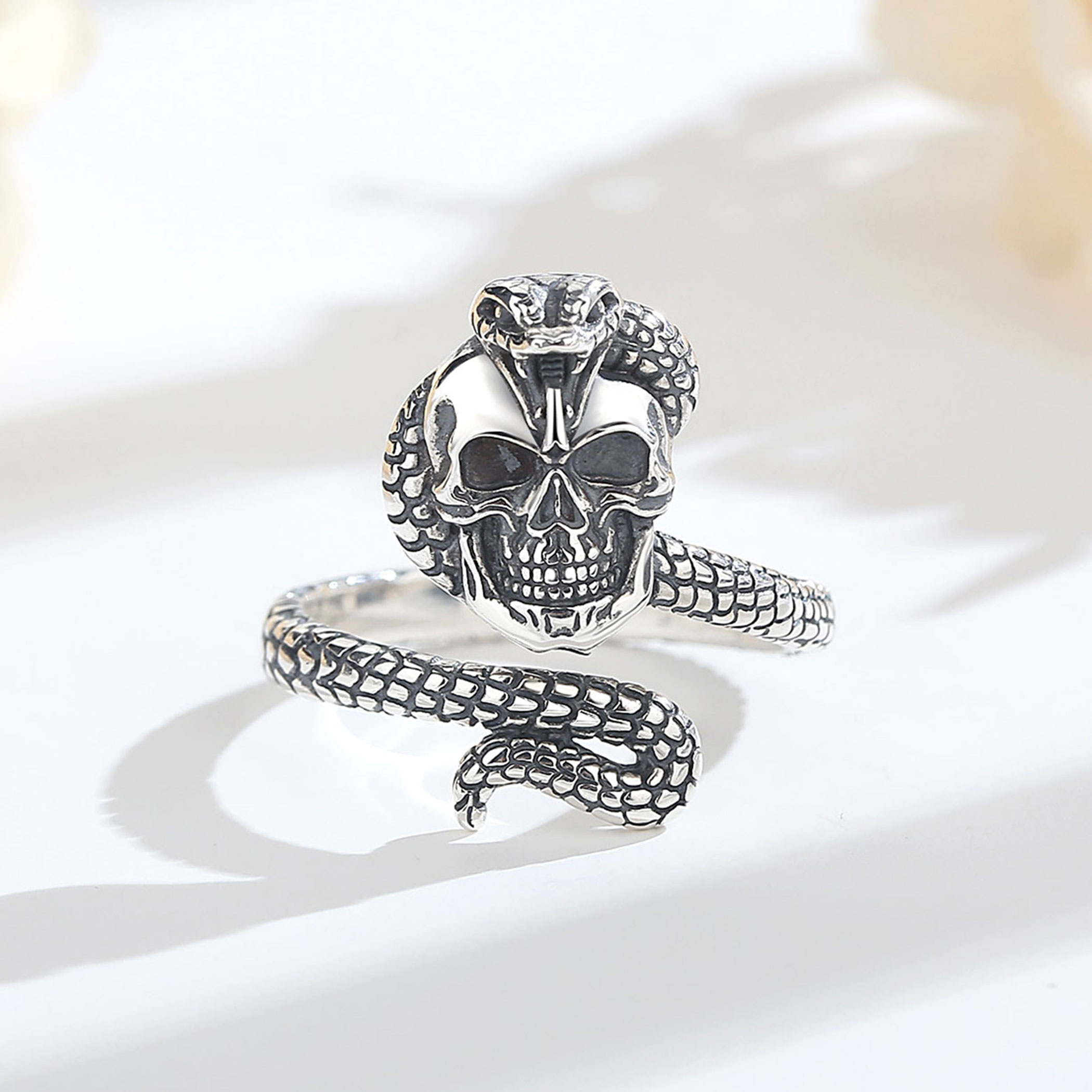 Anillo Ajustable de Plata de L - Gothic Skull Ring reseña y precio