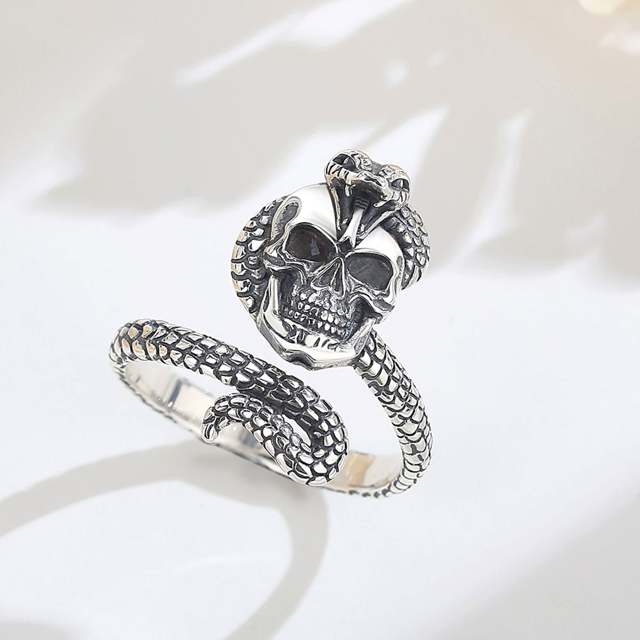 Anillo Ajustable de Plata de L - Gothic Skull Ring reseña y precio